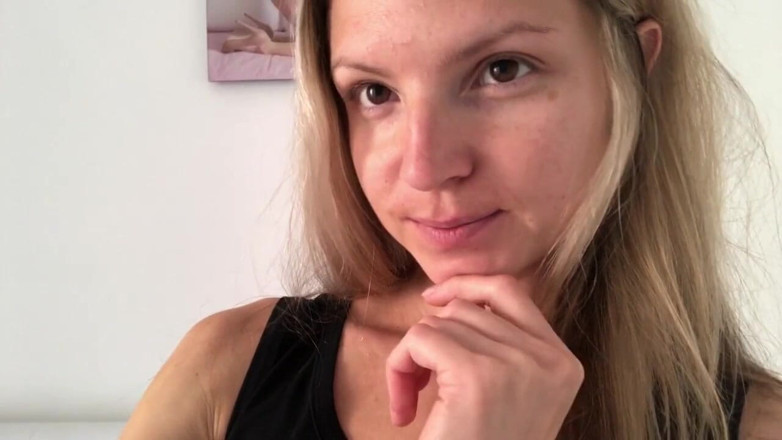 Gina Gerson: Masturbation en solo au lit