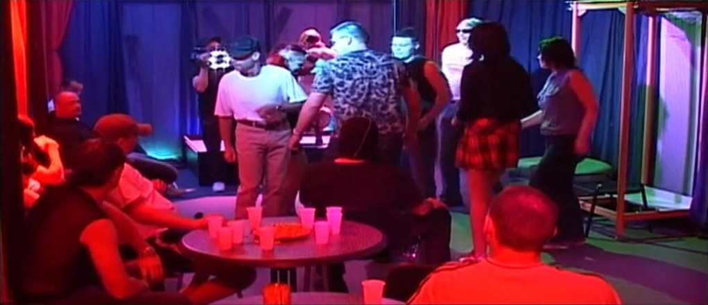 Lucky Cooch: Rubia nena gangbanged por multitud cachonda en orgía de club...