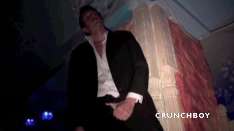 Crunch Boy: Sürtük zenci takım elbiseli ve sınıfta bir işçi tarafından sikiliyor...