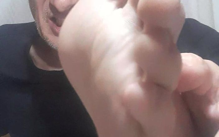 Big uncut hard cock: Närbild av mina fötter