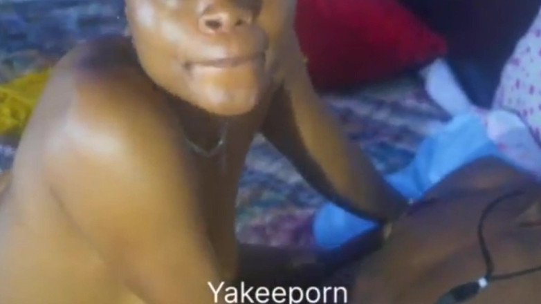 Yakeeporn: Mooie jonkvrouw houdt van de manier waarop ik haar penetr