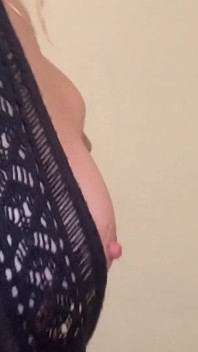MiLF bionda cavalca cazzo arabo, tradotto in arabo