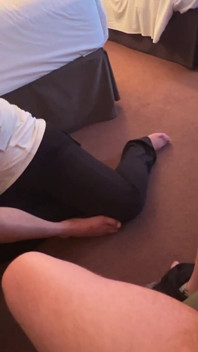 Clit Chastity Cuck komt klaar tijdens het kijken