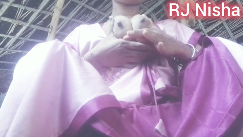 RJ NISHA: Sólo dívka masturbuje prsty