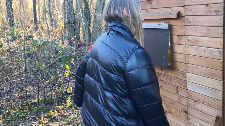 SweetSusi: 숲 속의 두꺼운 재킷 그 외에는 아무것도 없어