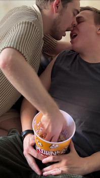 Filmová Noc Se Proměnila V Noční Líbání... Popcorn Nebyl Jediný, Co Se Líže