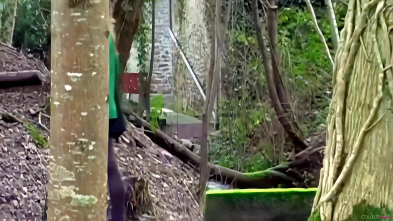 College Uniform: Lewat kelas yang menampilkan Samantha Buxton