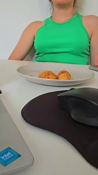 He Desayunado Con Mi Padrastro Y Me Ha Pillado Masturbandome Por Debajo De La Mesa!