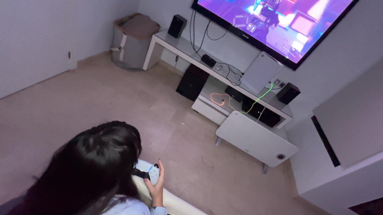 Pamsnusnu: Giocare con la sorellastra finisce in una scopata dura