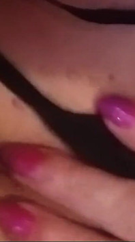 Cewek sange ini lagi asik muasin memeknya pakai mainan seks favoritnya