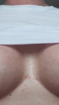 Nippel-orgasmus und nächste kühlung, indem ich mein t-shirt benetze