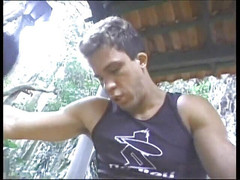 Shemales Tales: Tranny v latexu ošukaná svým otrokem a dostává výstřik na...