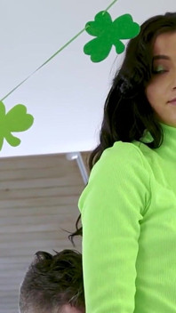 Şanslı cüce cin şansı: Alex Jett st. Patrick günü sabahı üvey kız kardeşi Rose'un sikini sikiyor