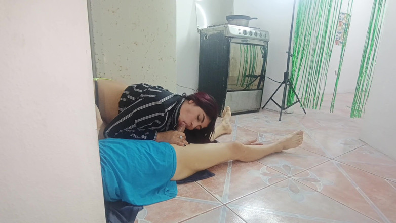 Lady: Güzel, düzgün vücutlu üvey kız tesisatı tamir ederken üvey babasıyla seks yapıyor