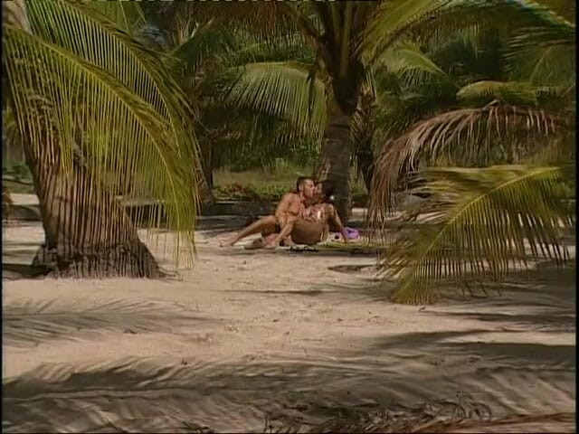 Monster Cocks: Pantat luar ruangan brunette panas disetubuhi di pantai
