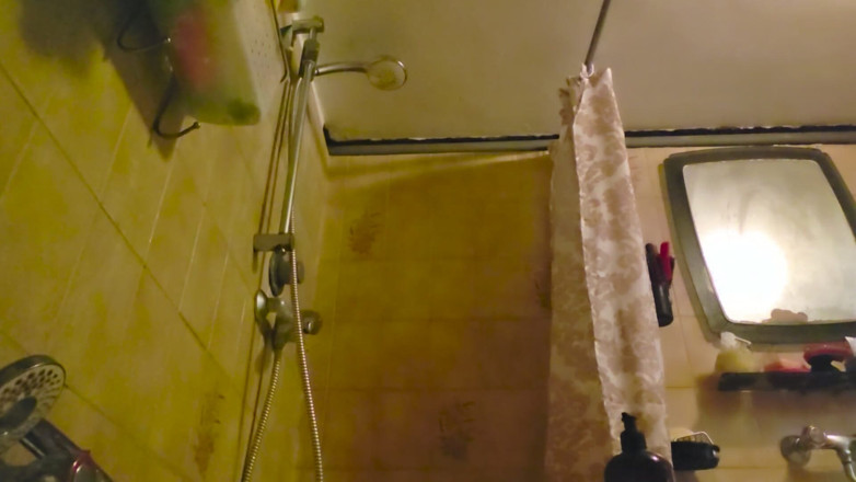 Nicoletta Embassi: Full Reed After a Binge: Belly Show and Hot Shower