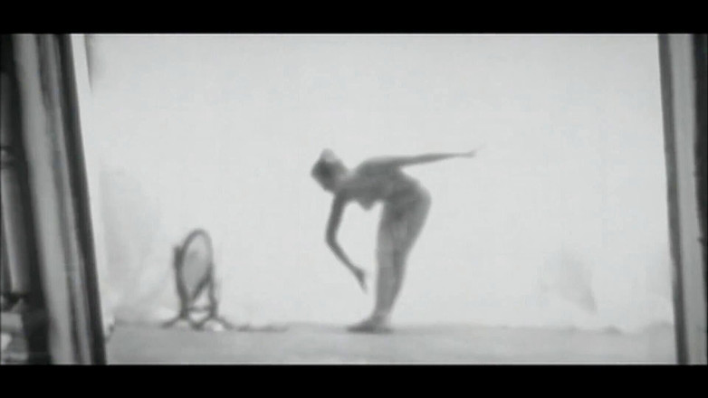 UK Babes: Une beauté aux cheveux noirs baise