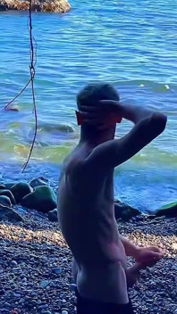 Futai pe plajă sub soare