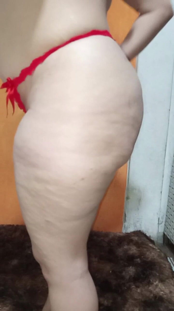 Perlasofia: Applicando la crema al mio culo gigante