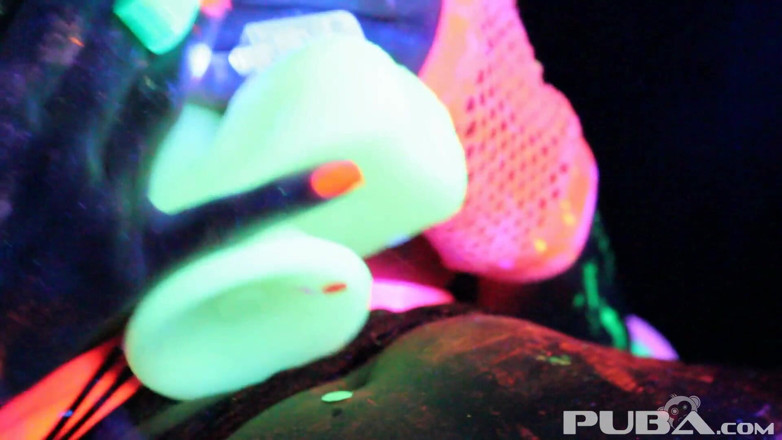 PUBA: Svartljus regnig natt med Abigal Mac &amp;Ava Addams