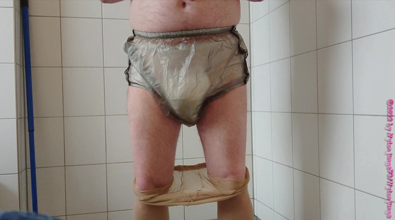 Carmen_Nylonjunge: Nylonjunge Incontinence Test 1