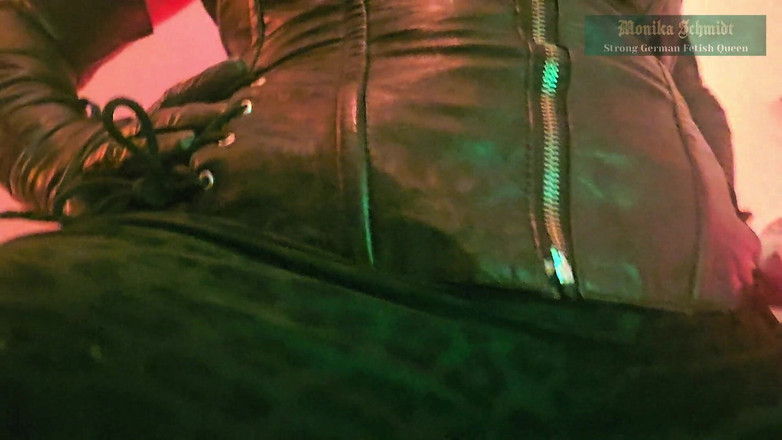 Strict Senz: Monika schmidt femdom ngồi lên mặt sm tôn thờ đít khác...