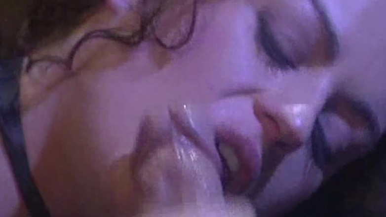 XXXEROTICONLY: MILF si rambut coklat terikat menahan lindungan panas dan berkongkek...