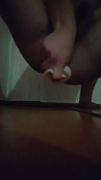 O menino se satisfaz com um vibrador