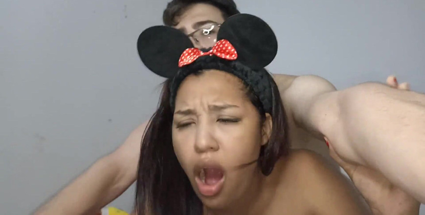 Pikaa6: Moje 18letá brunetka nevlastní sestra Sama doma a já jsem ji...