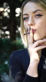 Awek blonde panas merokok dua rokok hitam di alam semula jadi