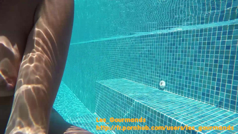 Les Gourmands: Scopare in piscina in Grecia, con il dildo di Rambone...