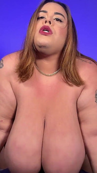 SSBBW拉丁金发女郎，穿着巨大的乳胶