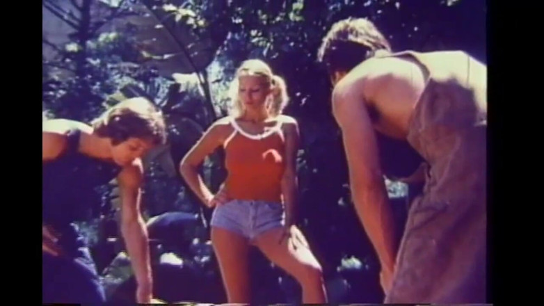 Vintage megastore: Podwójna penetracja i wytryski dla pięknych młodych blondynek vintage (pełny film)
