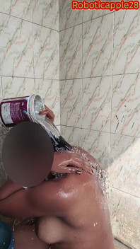 Дружина Дезі Вільдже у ванній кімнаті показує кицьку цицьок