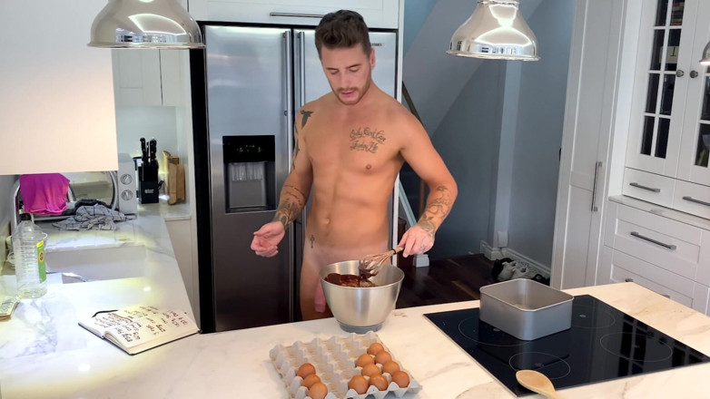 NakedSword: Model behavior: josh moore lagi asik gaya baking sambil bugil 1