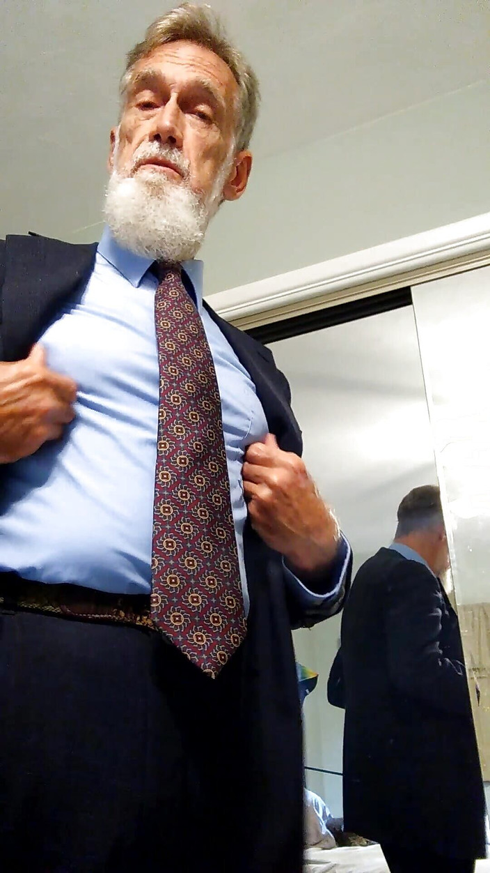 Mr hairy gardener: Dans les toilettes de la salle de réception avec le...