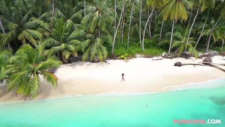 Putri Cinta: Aziatische babe Putri Cinta in 'Palm Beach'