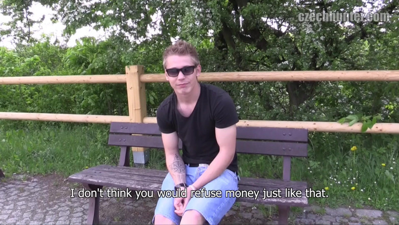 Czech Hunter: Tcheca Caçadora - Twink estava relaxando no parque e ansiava por...