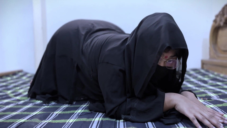 Aria Mia: Hola, soy una chica virgen musulmana árabe caliente, tengo un gran...