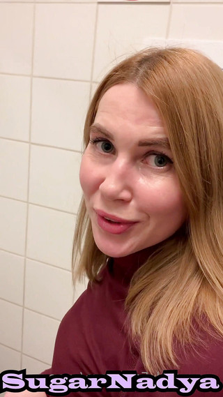 SugarNadya: Šel do letištní koupelny s SugarNadya, svlékl ji a tvrdě...