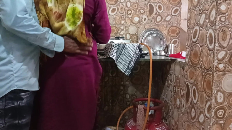 Bhabhi UP: Пішов сьогодні на кухню з дружиною друга