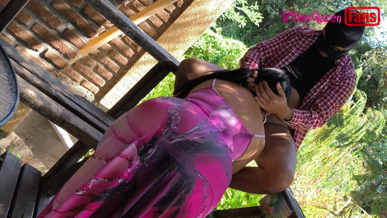 Riderqueen: Video untuk penggemar, tukang kebun di terasku