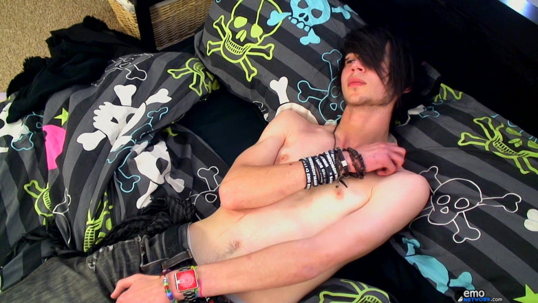 Homo Emo: Inexperienced Bi Boy Tommy Strokes It