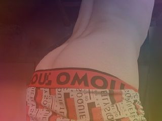 Franco2019: Je suis seule dans ma chambre, mon corps s'exhibe avec...