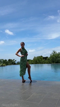Provocando na piscina em micro biquíni, natação