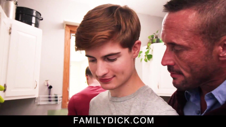 Family Dick: Con trai riêng Travis Berkley bị đút vào mông đầy thịt của...