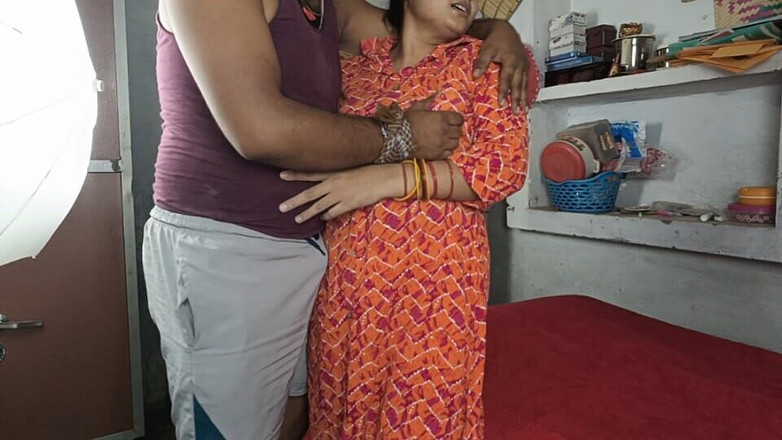 Pyaripooja22: 我的男朋友晚上来到我家,通过操我来满足我,我很喜欢!