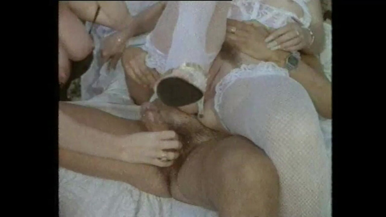 Vintage megastore: Dua tante seksi dengan memek berbulu dientot habis-habisan sampai dicrot...