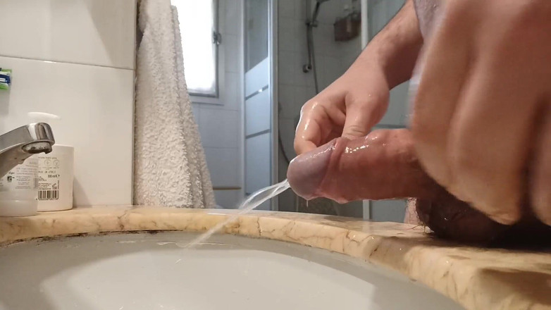 Kinky Guy: Rutina mea de dimineață, spală-mi mai întâi mâinile cu un pișat...