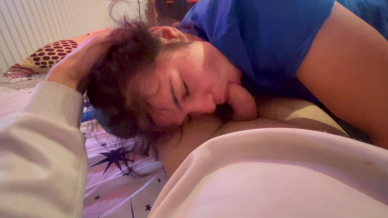 Ionut899: styvdotter suger min kuk med lust